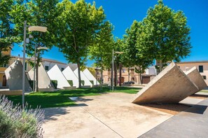 Pflanze, Himmel, Gebäude, Daytime, Baum, Schatten, Strassenbelag, Grundstueck, Urban Design, Biome