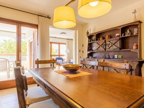 Tabelle, Möbel, Eigentum, Cabinetry, Fenster, Countertop, Holz, Stuhl, Küche, Interior Design
