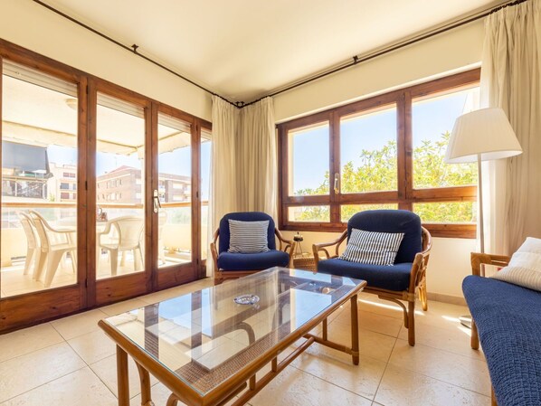 Tabelle, Möbel, Fenster, Azurblau, Holz, Komfort, Gebäude, Couch, Lampe, Interior Design