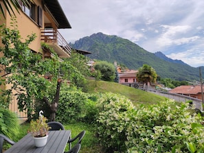 Pflanze, Wolke, Himmel, Gebäude, Eigentum, Fenster, Berg, Tabelle, Blumentopf, Haus