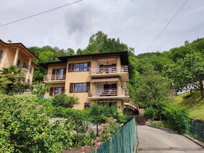 Pflanze, Himmel, Gebäude, Wolke, Fenster, Eigentum, Grundstueck, Zaun, Vegetation, Haus