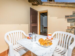 Tabelle, Möbel, Geschirr, Stuhl, Gebäude, Holz, Fenster, Interior Design, Gartenmöbel, Tisch Im Freien