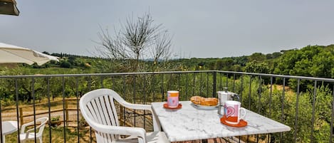 Furniture, Sky, Property, Plant, Table, Chair, Nature, Outdoor Table, Outdoor Furniture, Tableware