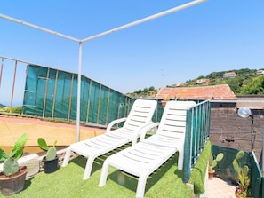 Himmel, Pflanze, Sonnenliege, Gartenmöbel, Schatten, Komfort, Grundstueck, Gras, Holz, Rechteck