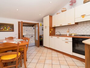Cabinetry, Möbel, Countertop, Stuhl, Orange, Küche, Holz, Tabelle, Die Architektur, Interior Design