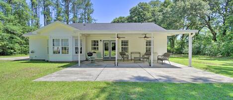 Fairhope Vacation Rental | 3BR | 2BA | 2 Steps Required for Entry | 1,881 Sq Ft