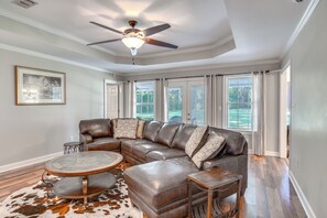 Living Room | Free WiFi | Central A/C | Books