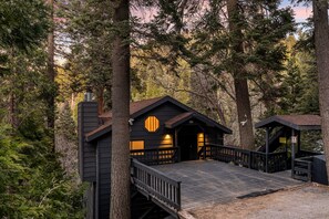 Nestled in the treetops with on site parking and a 5min drive from The Village.