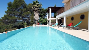 Piscine, plage, chaises longues vue montagne, jardin