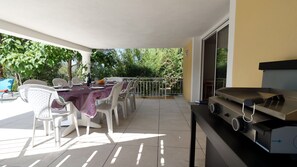 Table extérieure et plancha plage et chaises longues