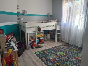 chambre enfant avec jeux et livre . Lit à 1m