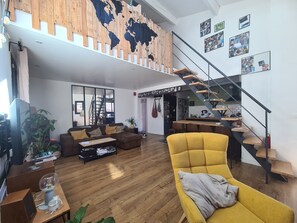 salon ouvert sur la cuisine et le ajrdin