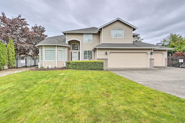 Kent Vacation Rental | 5BR | 3.5BA | Stairs Required | 4,050 Sq Ft
