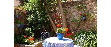 petite cour fleurie  :un havre de tranquillité salon de jardin et plancha .... 