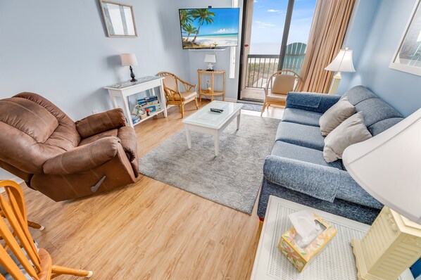 Large Living Room, Beautifully Decorated, Direct Oceanfront