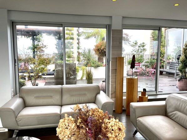 Salon donnant sur terrasse