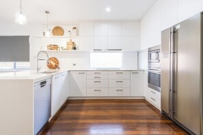 Fully equipped modern kitchen.