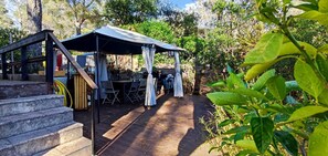 2e terrasse, coin repas avec tonnelle et bar