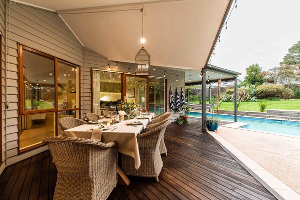 Outdoor Dining (hammock is not available)