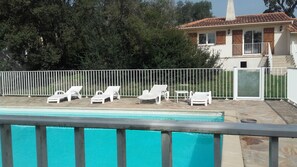 la piscine est aux normes de sécurité 