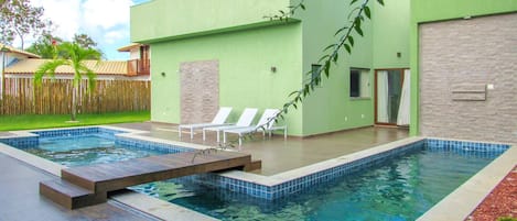 Hospede-se nesta casa com ótima infraestrutura e piscina em Itacimirim/BA