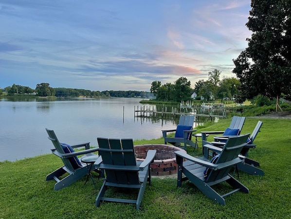 Private fire pit on the waters edge. Firewood supplied during your stay. 