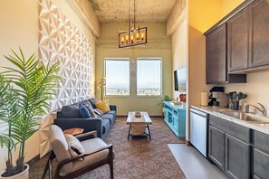 Top Floor with Spectacular Skyline and Mountains Views in this Truly Open Concept 
