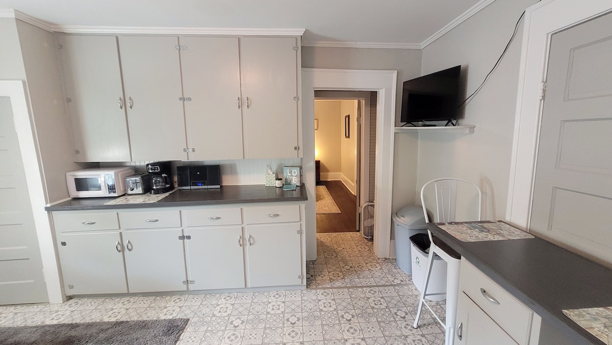 Vintage One Bedroom with Living/Kitchen