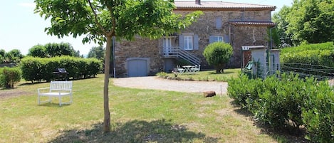 Gîte de la Tour à St-Jean-de-Touslas / Beauvallon (Rhône, Sud-Ouest Lyonnais, proximité Givors et département Loire) : la maison et son jardin clos avec arbres et arbustes.