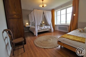 Gîte de la Tour à St-Jean-de-Touslas / Beauvallon (Rhône, Sud-Ouest Lyonnais, proximité Mornant et département Loire) : chambre 3 personnes au 2ème étage.