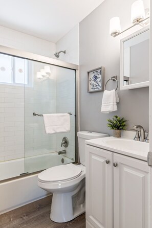 Full Bathroom - Tub/Shower Combo