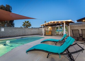 outdoor lounge chairs