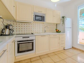 Cabinetry, Propriété, Comptoir, Cuisinière, Évier, Appareil De Cuisine, Cuisine, Éclairage, Design Intérieur, Bois