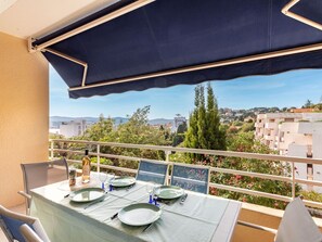 Table, Property, Sky, Tableware, Shade, Interior Design, Plant, Building, Chair, Residential Area