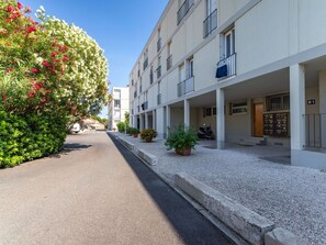 Plant, Daytime, Building, Property, Window, Sky, Flower, Road Surface, Architecture, Urban Design