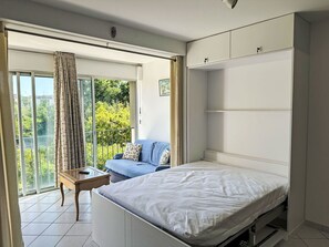 Möbel, Interior Design, Fussboden, Textil, Flooring, Bett, Zimmer, Schlafzimmer, Wohnung, Linens