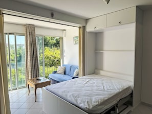 Möbel, Interior Design, Fussboden, Textil, Flooring, Bett, Zimmer, Schlafzimmer, Wohnung, Linens
