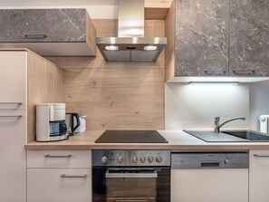 Küchengerät, Küche, Countertop, Major Appliance, Cabinetry, Haushaltsgerät, Holz, Möbel, Flooring, Interior Design