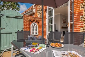 Birch Cottage, Northrepps: Beyond the sitting room is a delightful outside space to sit, relax, chat, snack and plan your day