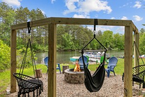 Gather ‘round the firepit swings, where stories are shared, marshmallows roasted, and lake views steal the show. 
