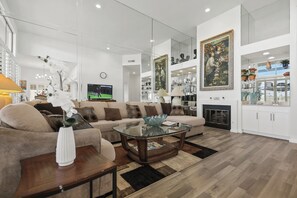 Living room with 65" Samsung Smart TV, Cable TV, Wet bar and Golf course view