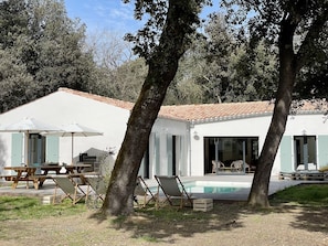 Villa de charme avec piscine dans les bois, proche de la plage de Vert Bois