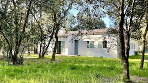 Façade d'entrée de la maison, baignée de soleil le matin