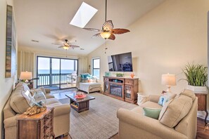 Living Room | Smart TV | Free WiFi | Central A/C