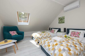 Two comfortable single beds in the bedroom. 
