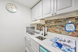 Kitchenette | Electric Stove | Mini Fridge