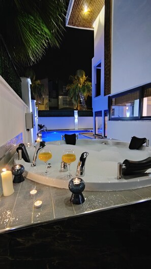 Outdoor spa tub