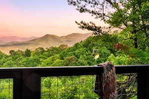 Gorgeous layered mountain views ~ grab a coffee or a glass of wine, listen to the birds and breathe in the mountain air!