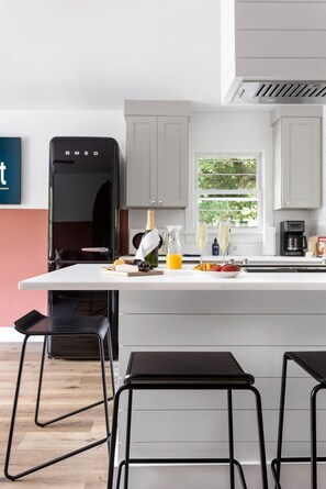 Fully-stocked Kitchen w/ Brand New Appliances