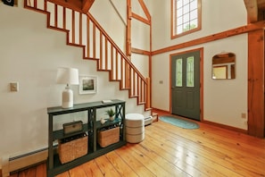 Bright and spacious entryway 
